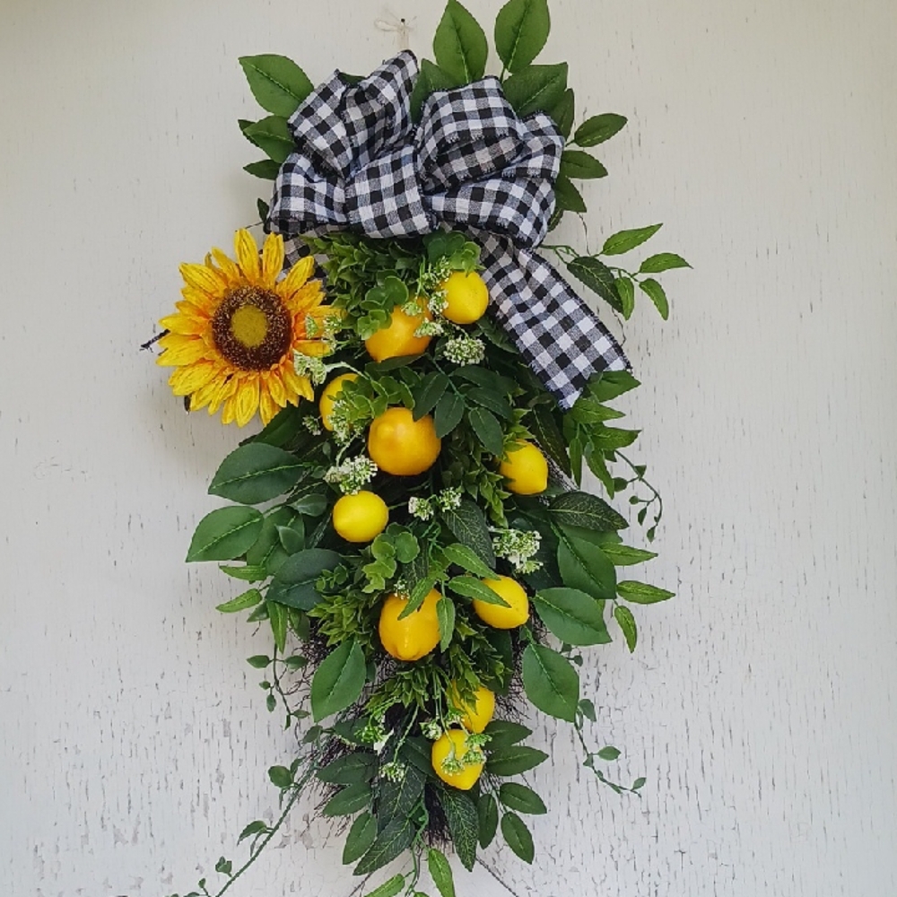 Martha Stewart Yellow and Black Faux Floral & Lemon Accents Arrangent 🍋🌿🍋🌿🍋